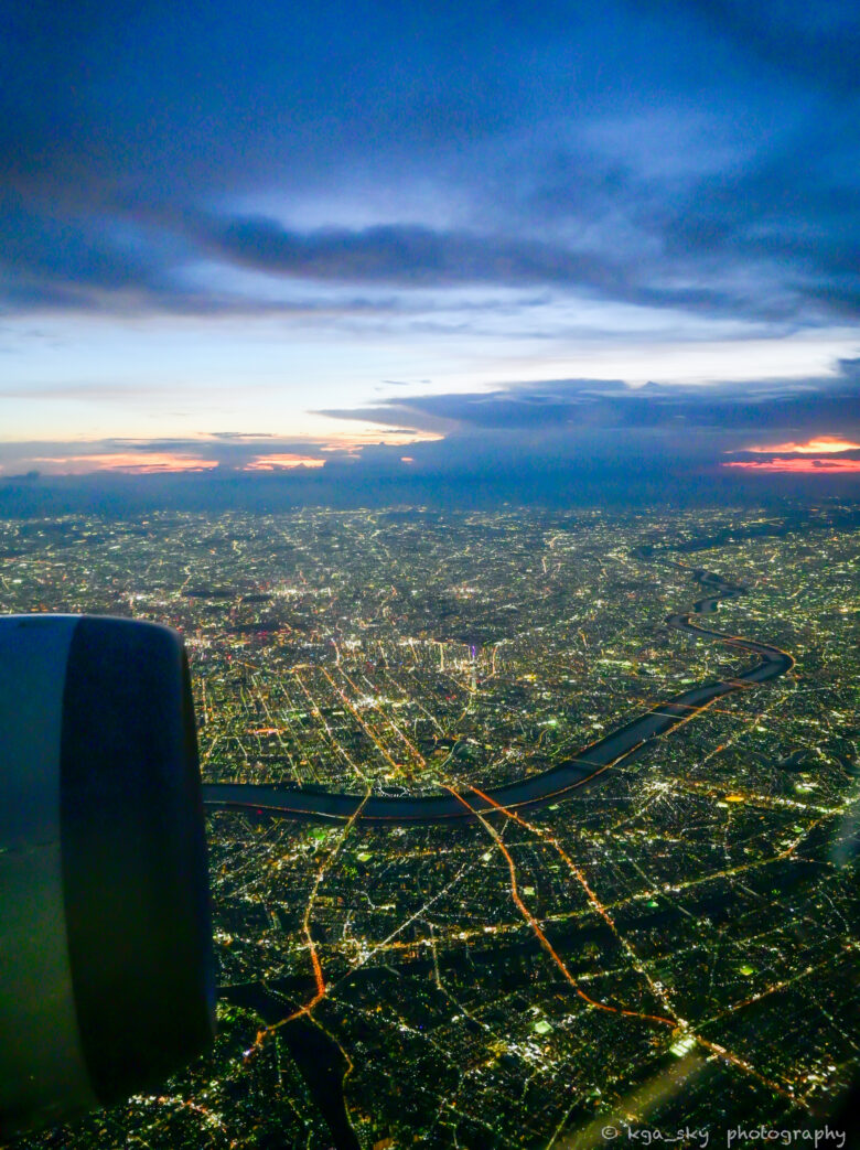 忍者レフをつかって飛行機の機内から撮影した関東の夜景