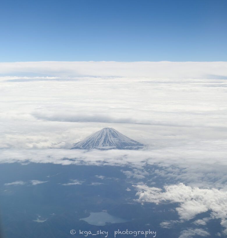 羽田⇒福岡の便で撮影。雲の上から見られた富士山山頂