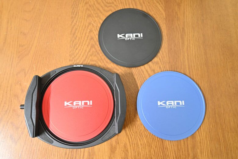 マグネティックキャップ3種類（ブラック、レッド、ブルー）の写真