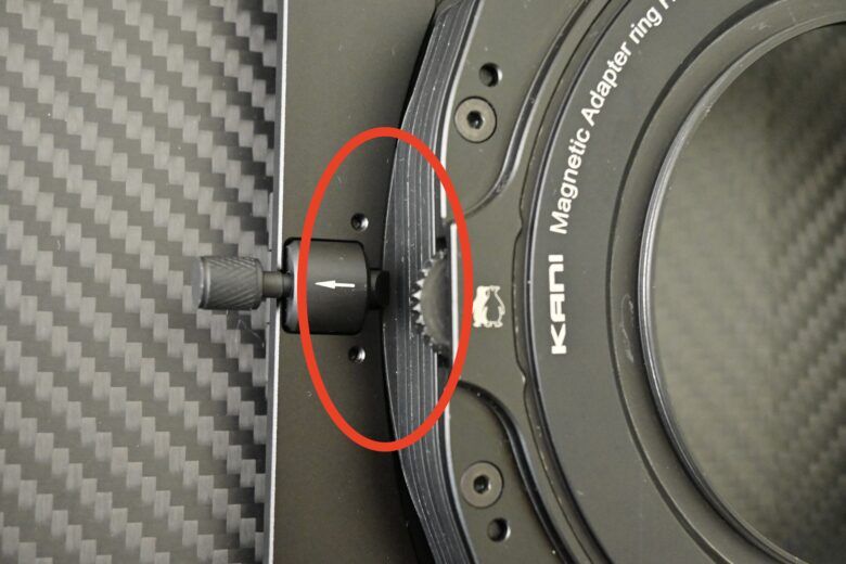 サンシェードフードに角型フィルター用ホルダーを取り付け後。サンシェードフード裏面から見たところ。