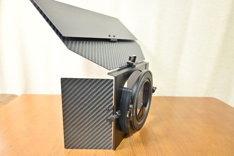 角型フィルター用ホルダーに取り付けた後、サンシェードフードを展開したところ