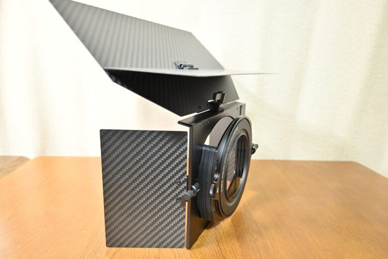 角型フィルター用ホルダーに取り付けた後、サンシェードフードを展開したところ（さらに角型フィルターの保護用シェードを展開後）