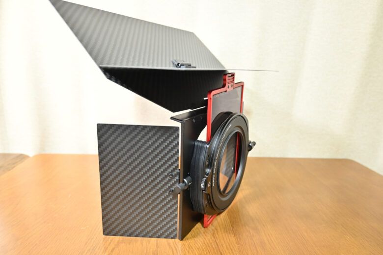 サンシェードフードを角型フィルター用ホルダーに取り付けたところ