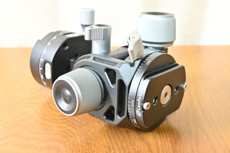 Leofoto G4 Proを横に倒して下面を見えるようにしたところ（下面にアルカスイス互換のプレートが装着済）