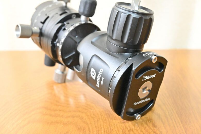 NB-40の下面にアルカスイス互換のプレートが装着されている