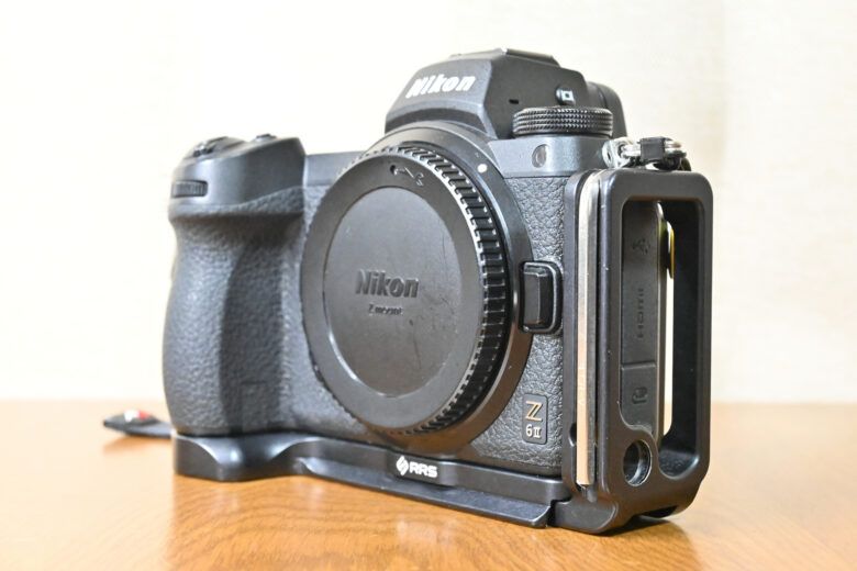 L字プレートを装着したZ6Ⅱ（斜め横から見たところ）