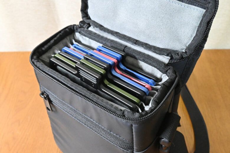 フィルター用バッグに複数の色違いのフレームを装着したフィルターを収納したところ