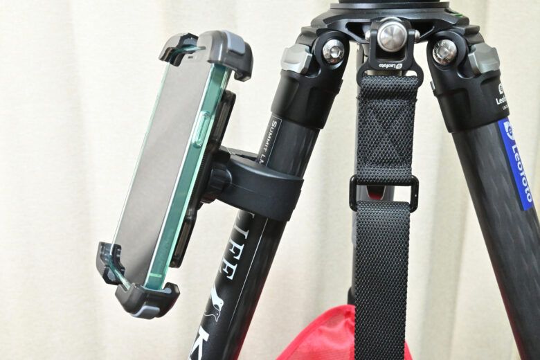 スマホホルダーを三脚の脚に取り付けたところ