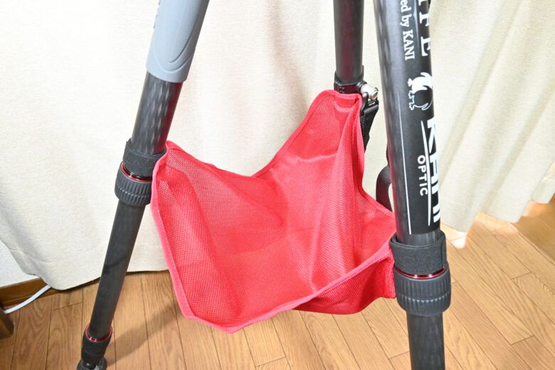 三脚にKANIのストーンバッグを取り付けたところ