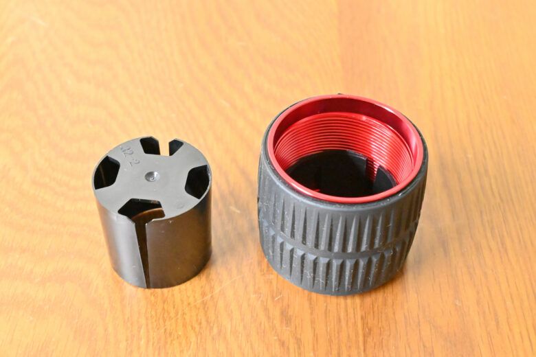 抜け止め部品とロックナット(レッド)のアップ