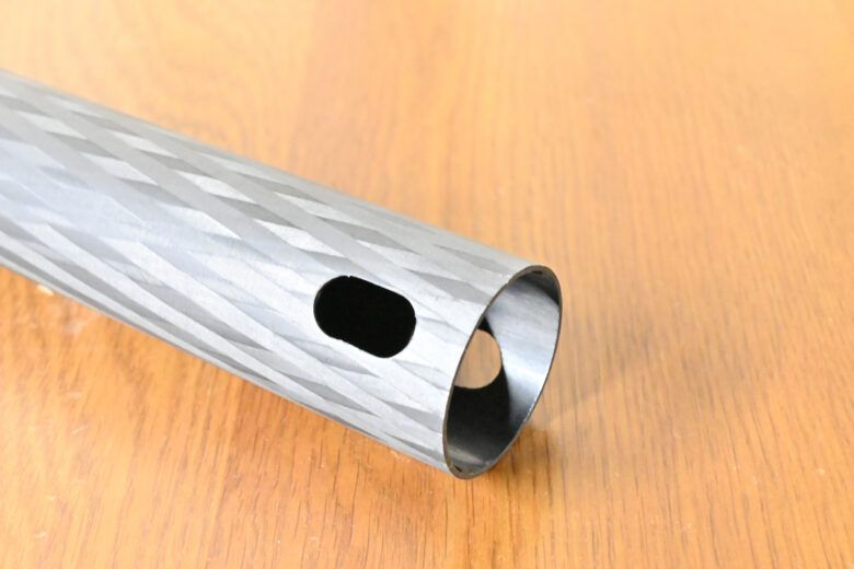 抜け止め部品を外した後の脚部のアップ