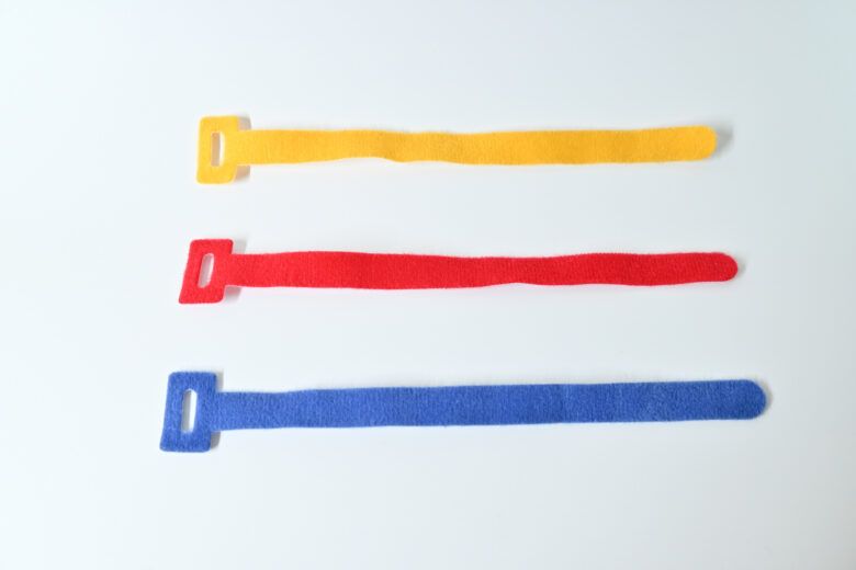 レリーズ固定用に適切な形状のケーブル結束用のマジックテープ