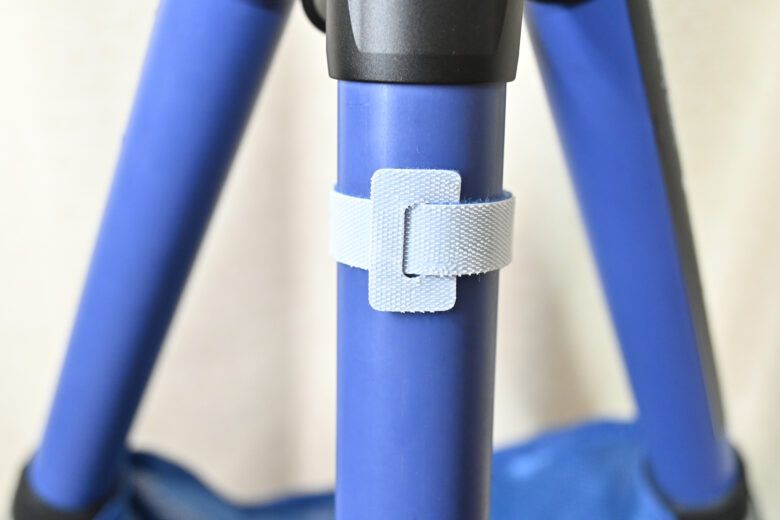 マジックテープを三脚の脚に裏巻きしたところ