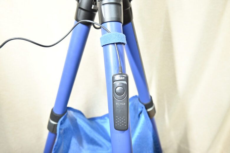 レリーズケーブル部分をマジックテープで三脚の脚に固定