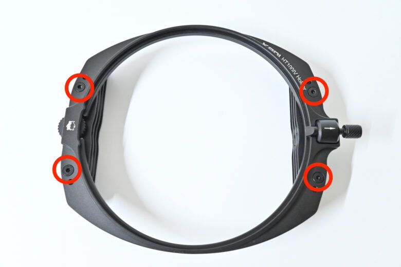 スイッチホルダー背面の4つのネジ穴