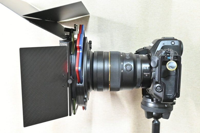 サンシェードフードをつけても角型フィルターの操作は可能です