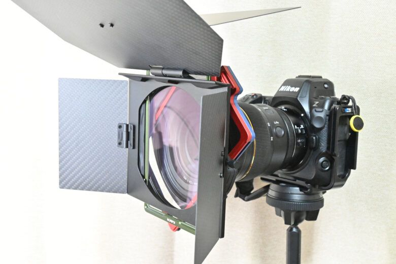 サンシェードフードをつけても角型フィルターの操作は可能です