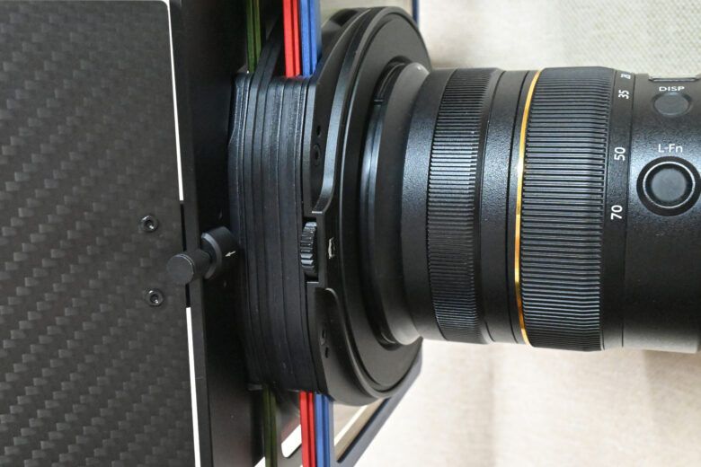 通常のホルダーと同様に”ツメ”でサンシェードフードを固定します